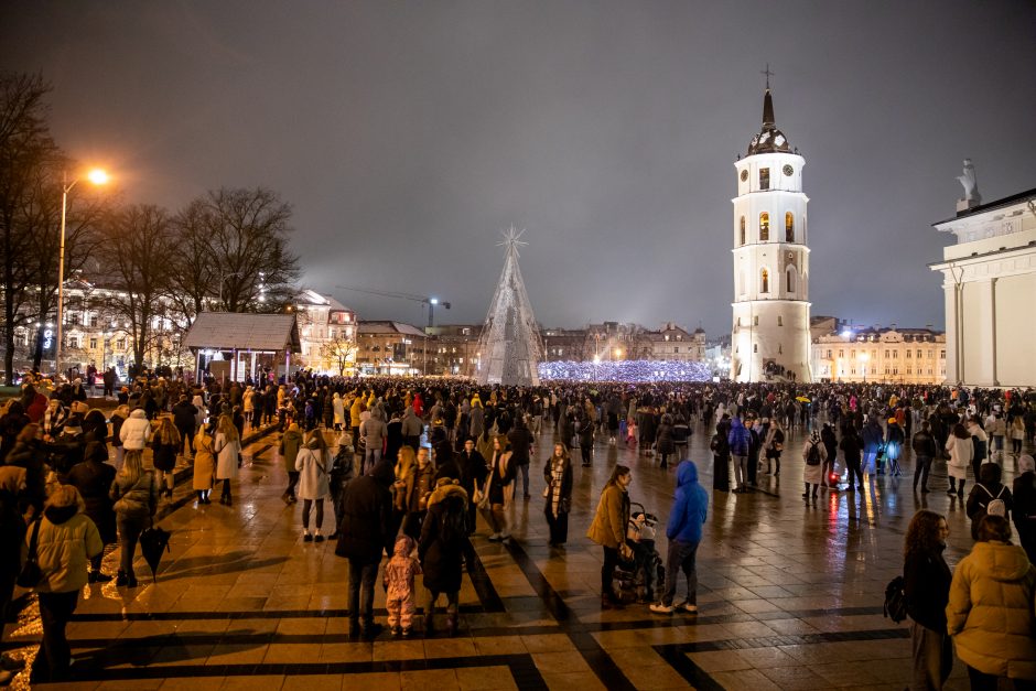 Vilniečiai nepaisė prašymo eglės įžiebimą stebėti namuose: minios suplūdo į Katedros aikštę