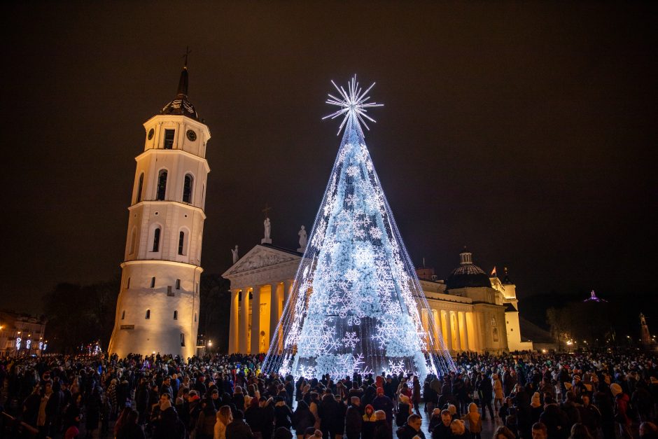 Vilniečiai nepaisė prašymo eglės įžiebimą stebėti namuose: minios suplūdo į Katedros aikštę