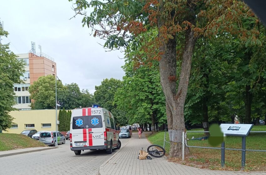 Susižeidęs dviratininkas praeivės iškviestus medikus sutiko agresyviai