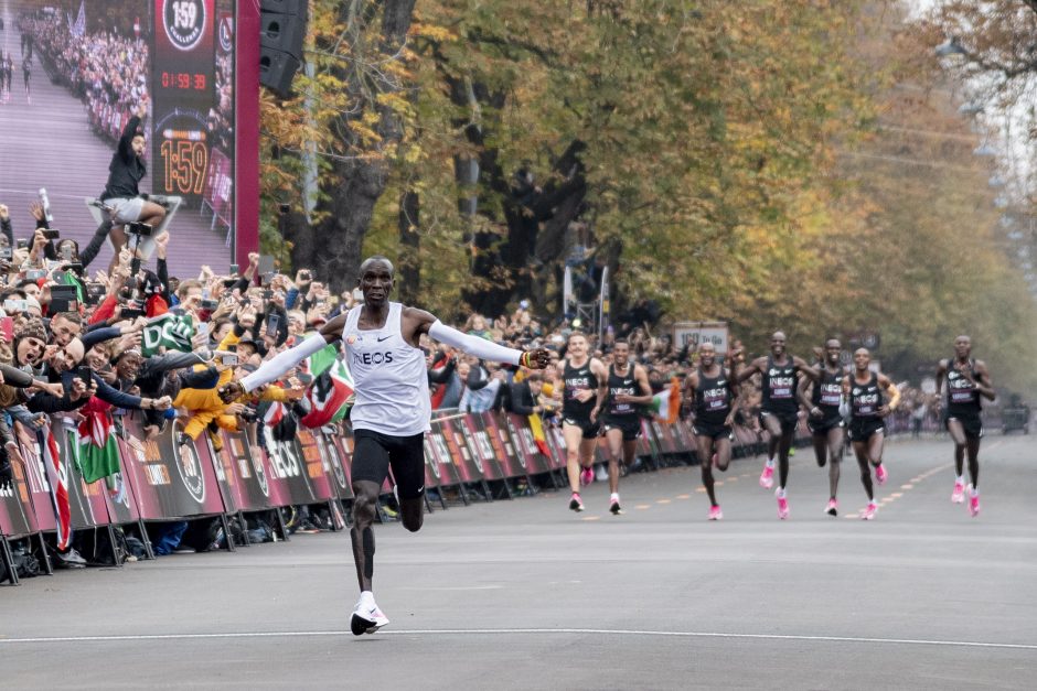 Naujos žmogaus galimybių ribos – bėgikas maratoną įveikė greičiau nei per 2 val.