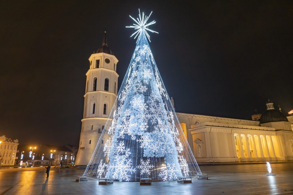 Vilniečiai nepaisė prašymo eglės įžiebimą stebėti namuose: minios suplūdo į Katedros aikštę