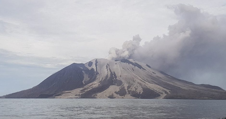 Indonezijoje dėl ugnikalnio išsiveržimo tūkstančiai žmonių paliko savo namus