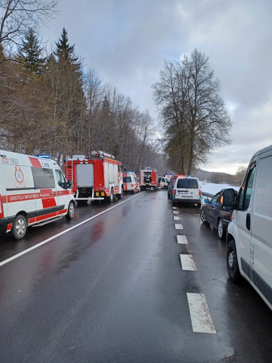 Šiurpi mikroautobusų kaktomuša pakaunėje: yra žuvusių ir sužeistų