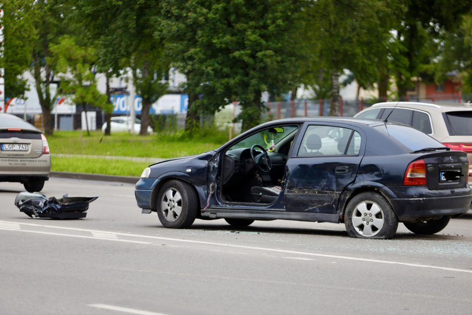 Smarki avarija Pramonės prospekte: automobiliai – suknežinti, sužalota moteris