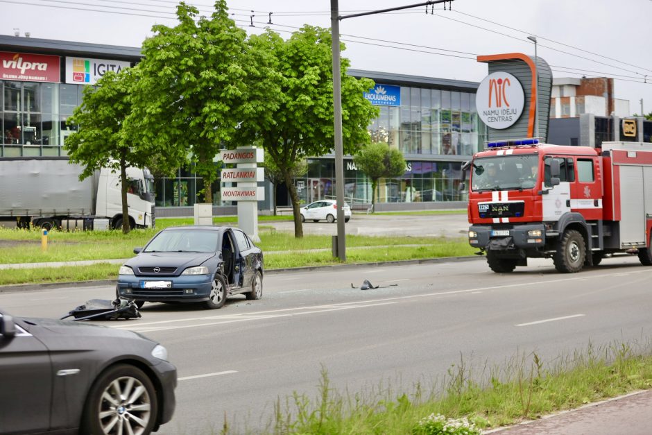 Smarki avarija Pramonės prospekte: automobiliai – suknežinti, sužalota moteris