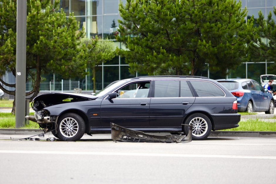 Smarki avarija Pramonės prospekte: automobiliai – suknežinti, sužalota moteris