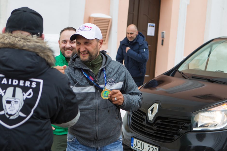 Rotušės aikštėje sutikti poledinės žūklės čempionai!