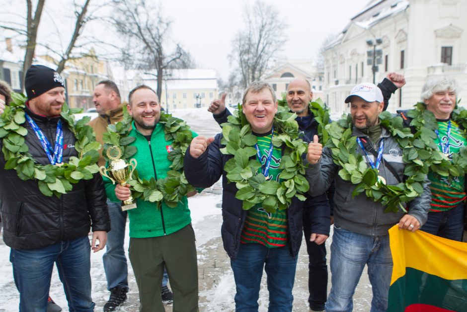 Rotušės aikštėje sutikti poledinės žūklės čempionai!