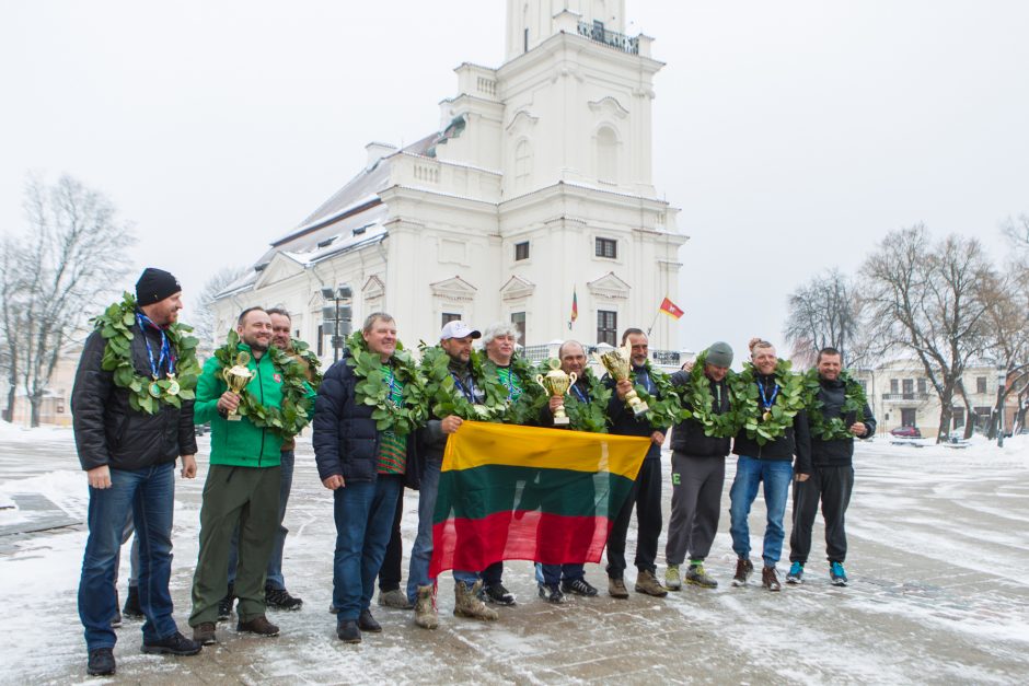 Rotušės aikštėje sutikti poledinės žūklės čempionai!