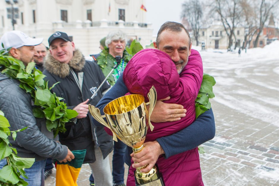 Rotušės aikštėje sutikti poledinės žūklės čempionai!