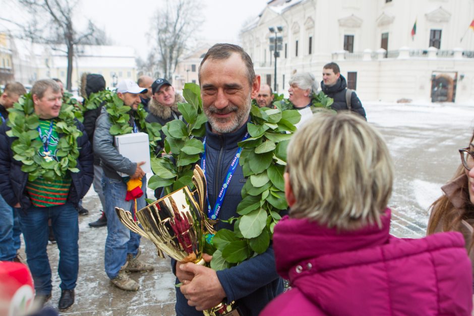 Rotušės aikštėje sutikti poledinės žūklės čempionai!