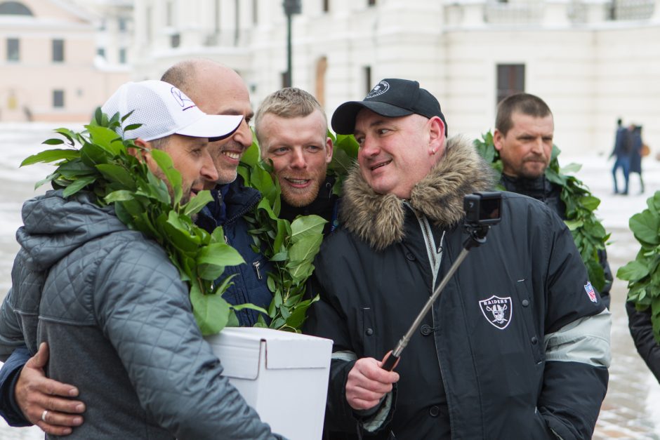 Rotušės aikštėje sutikti poledinės žūklės čempionai!