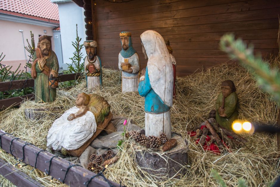 Kalėdinės prakartėlės lankytojus pasitinka ir penkių dienų ėriukas