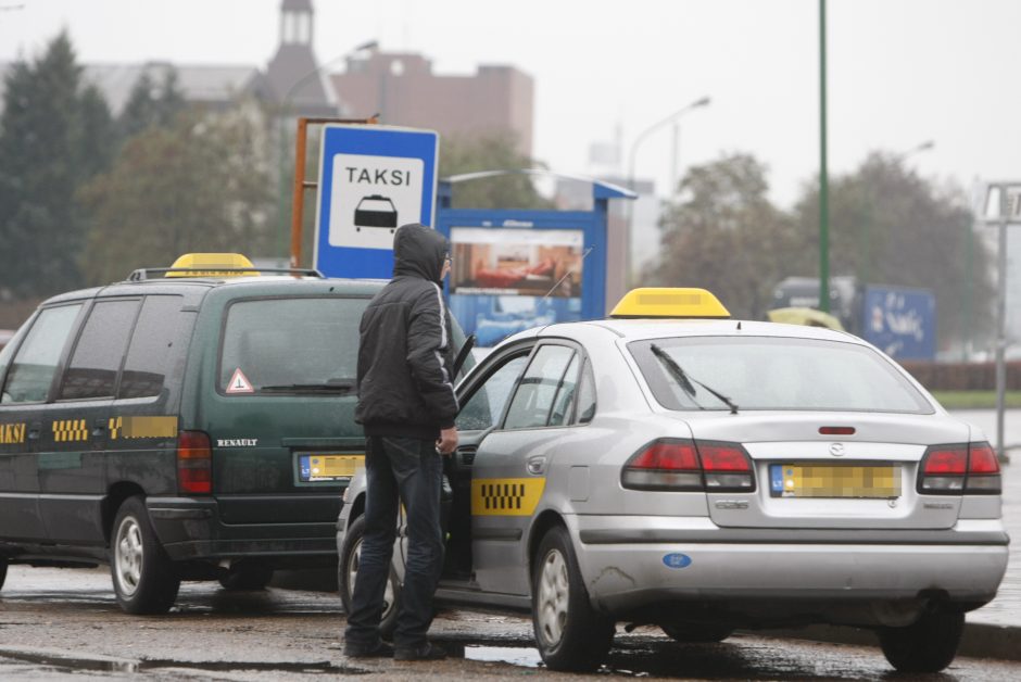 Du girti vyrai iš taksisto atėmė automobilį