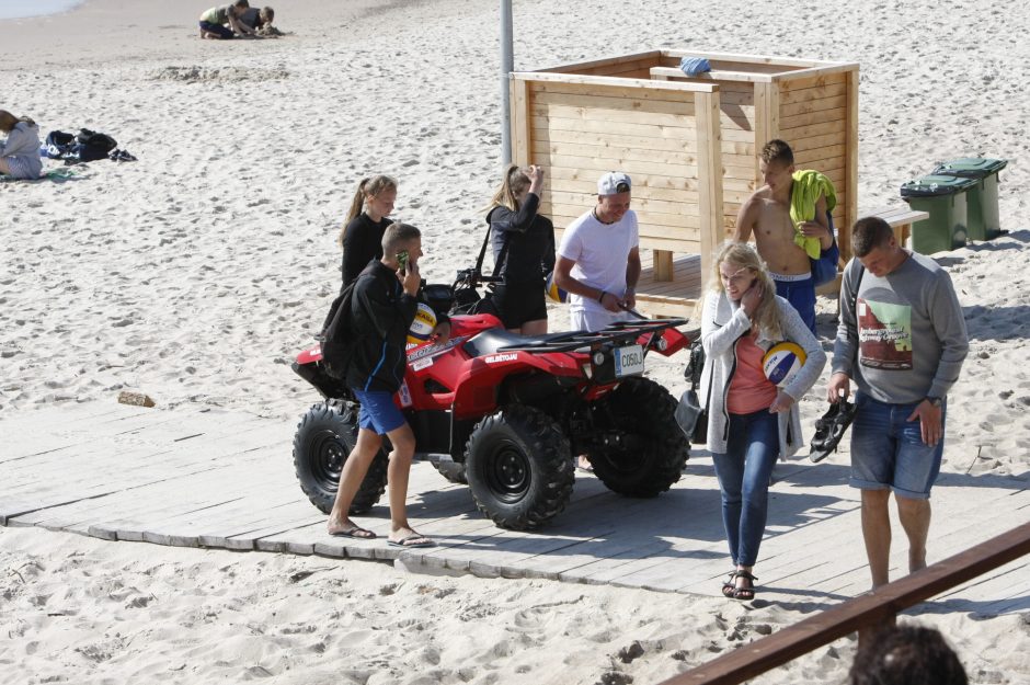 Nudistų paplūdimyje užkliuvo persirengimo kabinos