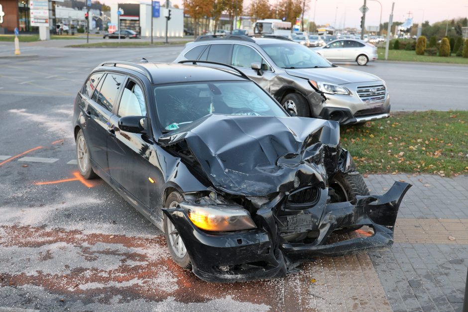 Avarija vienoje judriausių Kauno sankryžų: strigo eismas, viena vairuotoja – ligoninėje