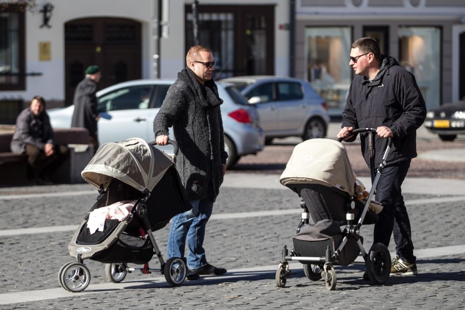 Mažėja vyrų vaiko priežiūros atostogose: tėčiai vis dar „nurašomi“? 