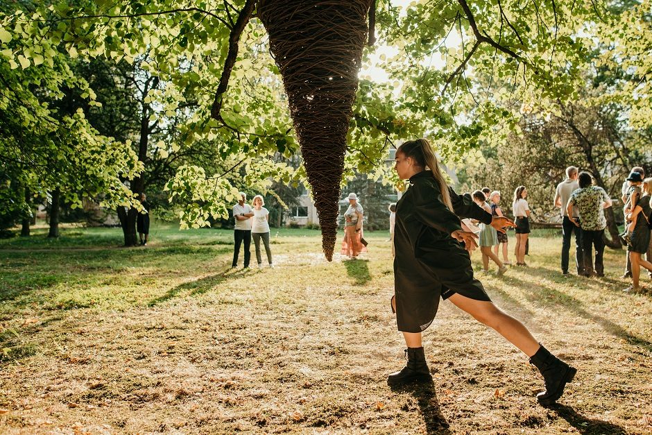 Nepraleiskite – „Land Art“ festivalis Girionyse: meno kūriniai ir pasaulio muzika