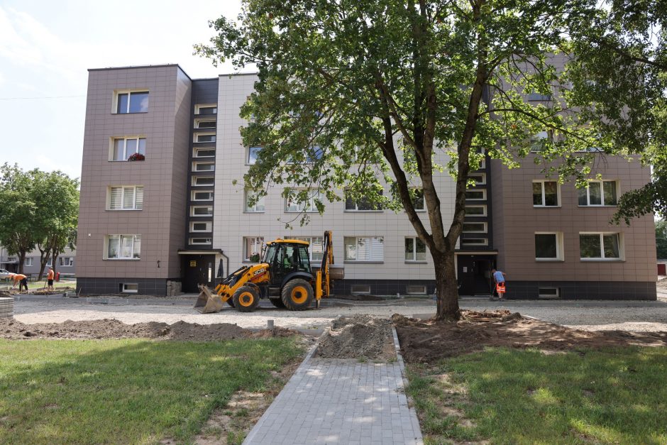 Kauno rajone gražėja daugiabučių namų aplinkos