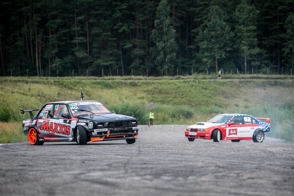 Nemuno žiede susidūrė du lenktyniniai automobiliai