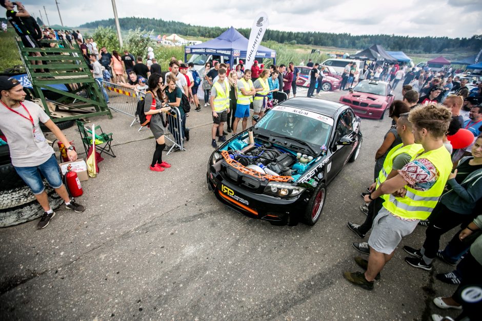 Nemuno žiede susidūrė du lenktyniniai automobiliai