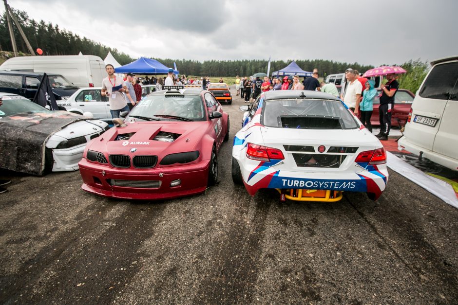 Nemuno žiede susidūrė du lenktyniniai automobiliai