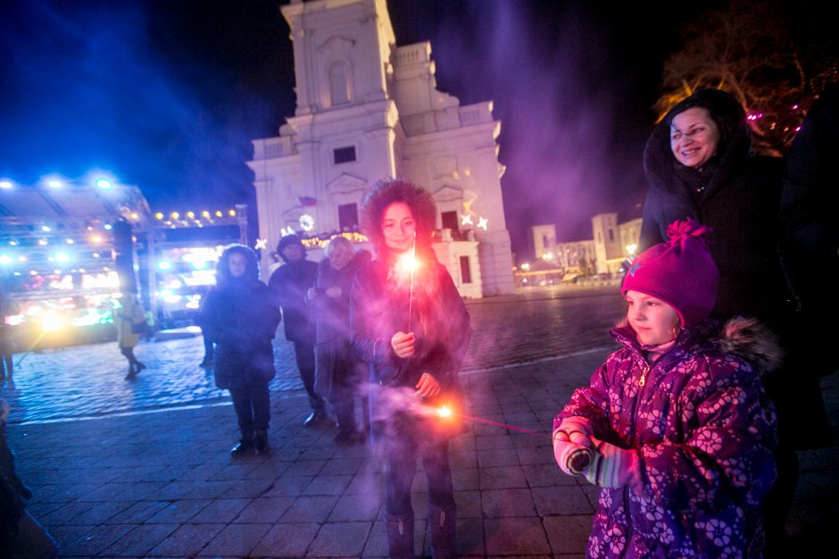 Kauniečių įpročiai nesikeičia – po Naujųjų sutiktuvių ant žemės mėtėsi tušti buteliai