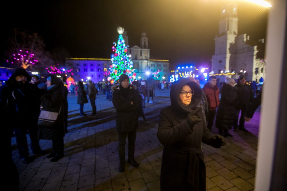 Kauniečių įpročiai nesikeičia – po Naujųjų sutiktuvių ant žemės mėtėsi tušti buteliai