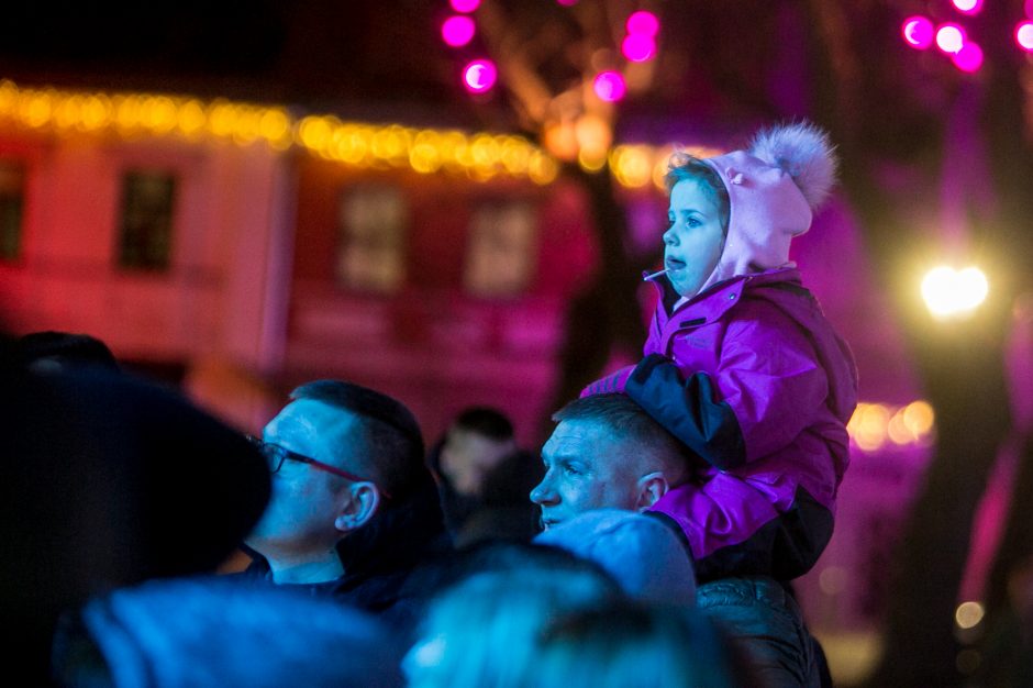 Kauniečių įpročiai nesikeičia – po Naujųjų sutiktuvių ant žemės mėtėsi tušti buteliai