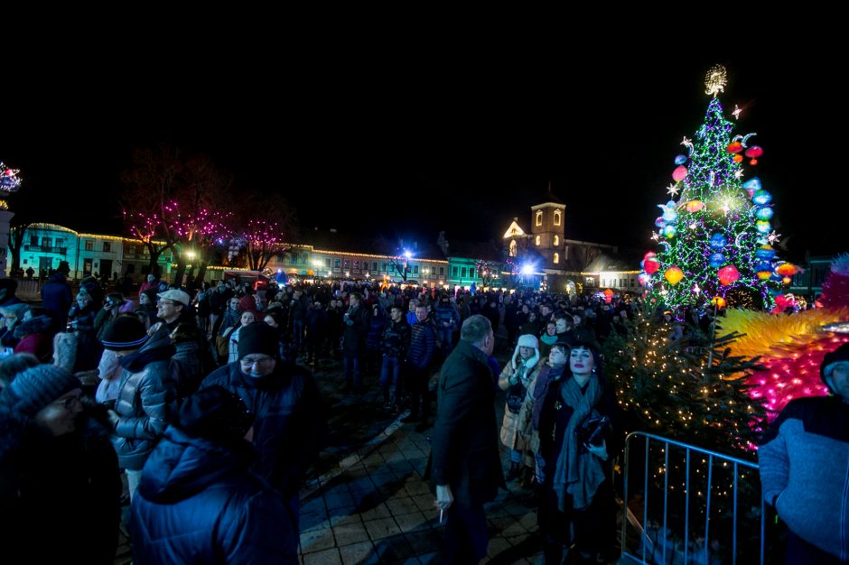 Kauniečių įpročiai nesikeičia – po Naujųjų sutiktuvių ant žemės mėtėsi tušti buteliai