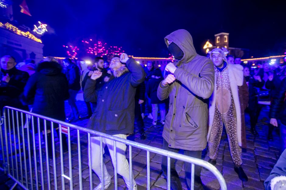 Kauniečių įpročiai nesikeičia – po Naujųjų sutiktuvių ant žemės mėtėsi tušti buteliai