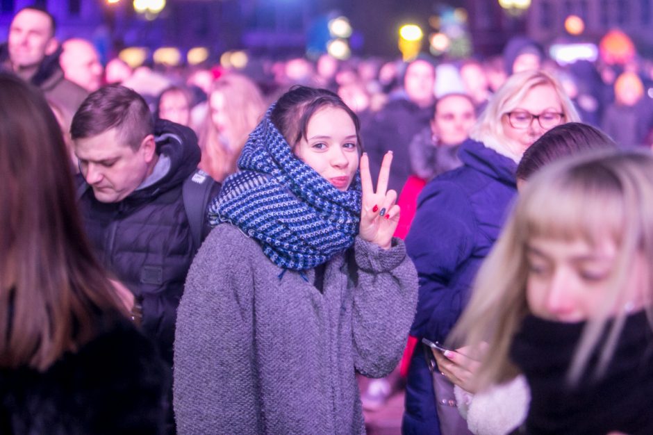 Kauniečių įpročiai nesikeičia – po Naujųjų sutiktuvių ant žemės mėtėsi tušti buteliai