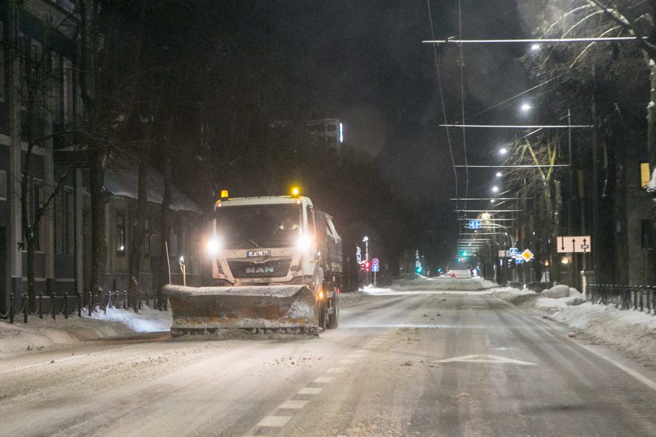 Naktinė ekskursija po Kauno gatves: žvilgsnis į kelininkų darbą