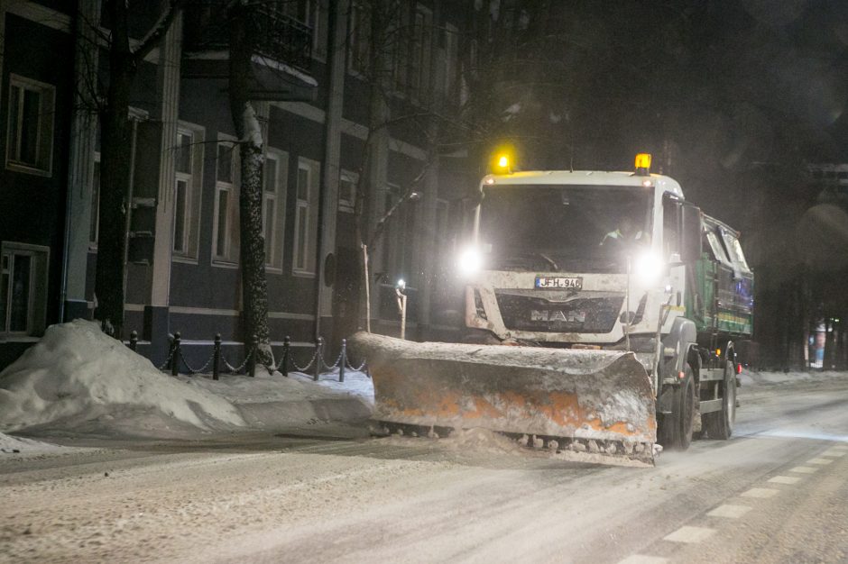 Naktinė ekskursija po Kauno gatves: žvilgsnis į kelininkų darbą