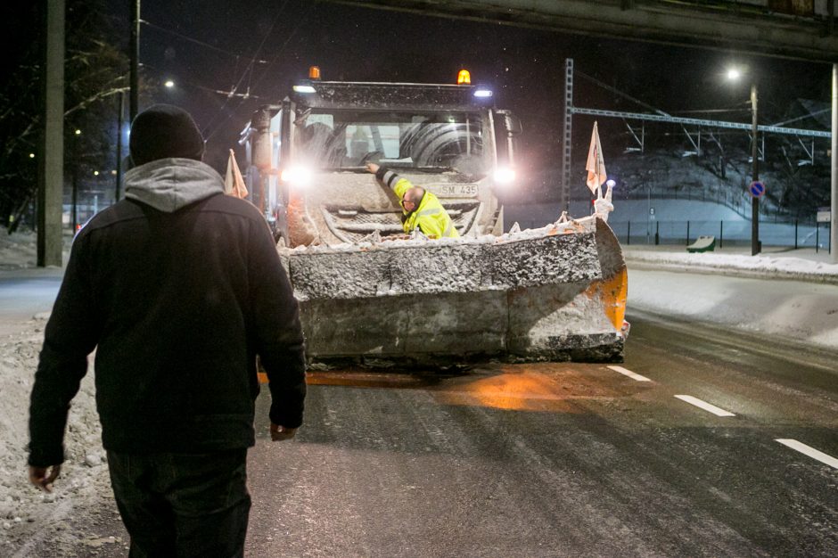 Naktinė ekskursija po Kauno gatves: žvilgsnis į kelininkų darbą