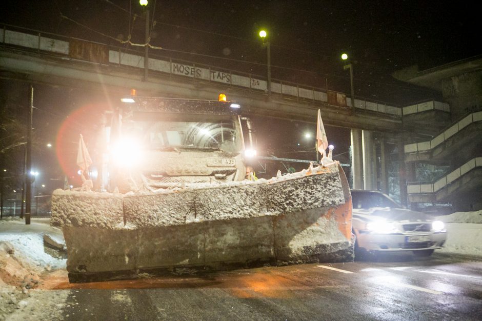 Naktinė ekskursija po Kauno gatves: žvilgsnis į kelininkų darbą