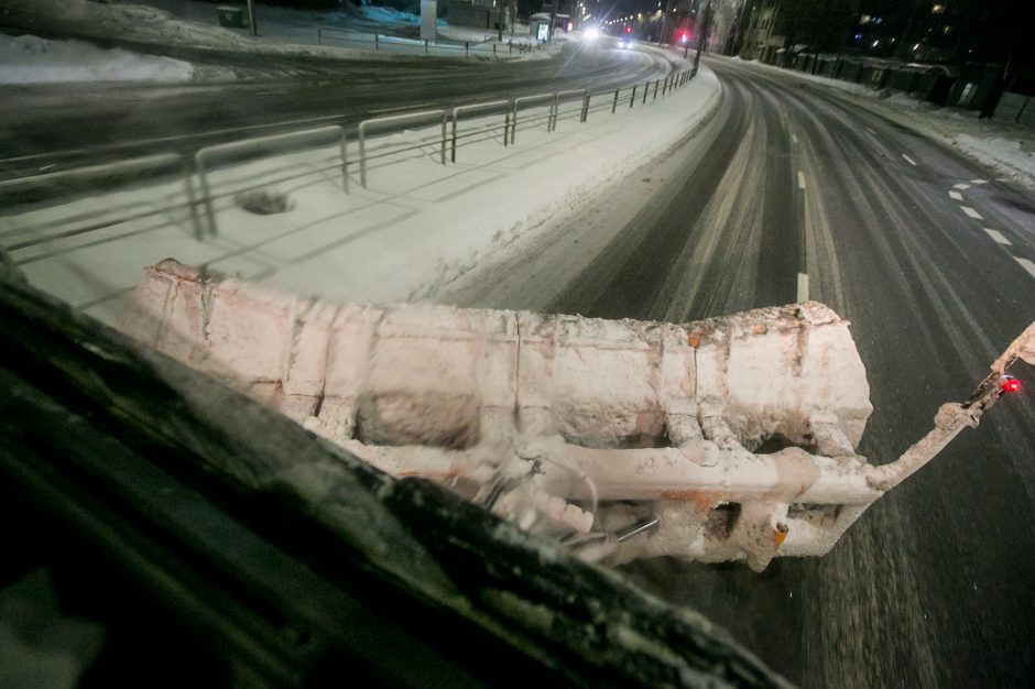 Naktinė ekskursija po Kauno gatves: žvilgsnis į kelininkų darbą