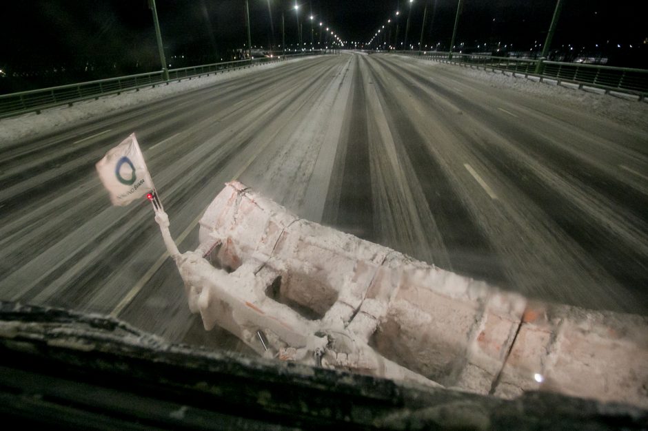 Naktinė ekskursija po Kauno gatves: žvilgsnis į kelininkų darbą