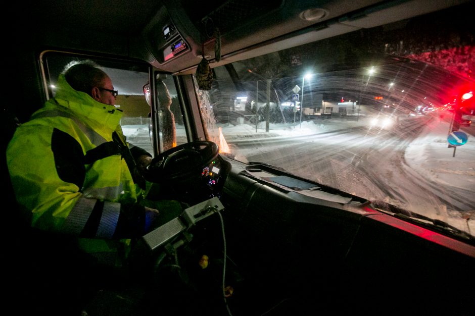 Naktinė ekskursija po Kauno gatves: žvilgsnis į kelininkų darbą