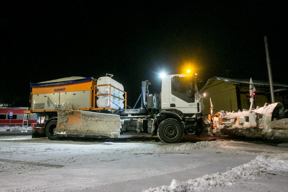 Naktinė ekskursija po Kauno gatves: žvilgsnis į kelininkų darbą