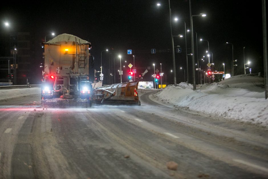 Naktinė ekskursija po Kauno gatves: žvilgsnis į kelininkų darbą