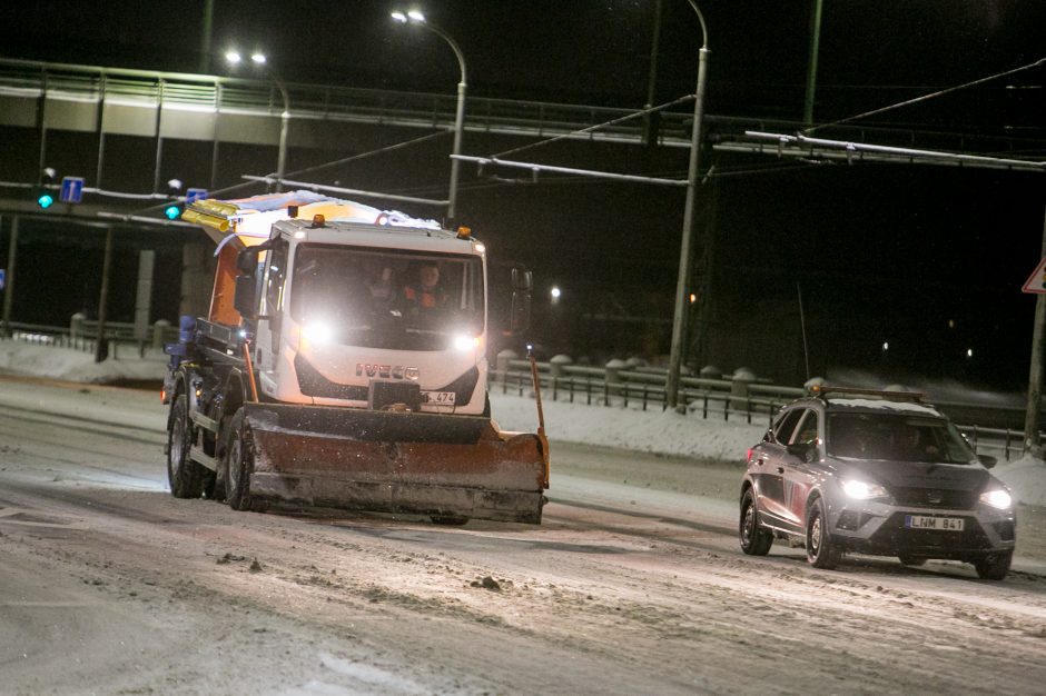 Naktinė ekskursija po Kauno gatves: žvilgsnis į kelininkų darbą