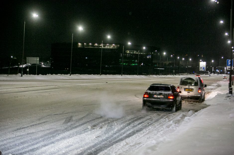 Naktinė ekskursija po Kauno gatves: žvilgsnis į kelininkų darbą