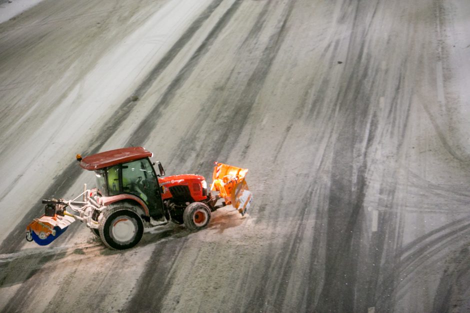 Naktinė ekskursija po Kauno gatves: žvilgsnis į kelininkų darbą