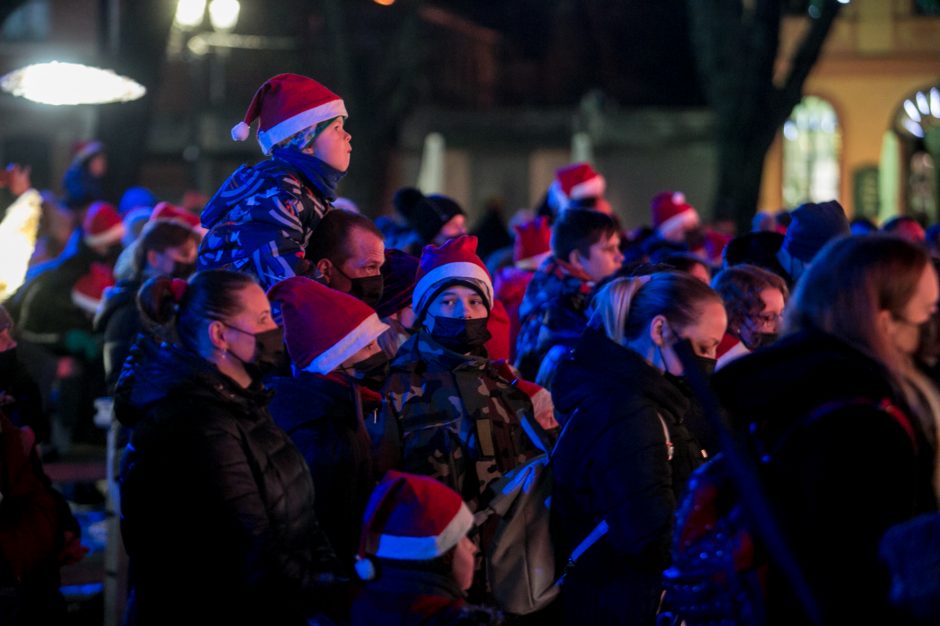 Įžiebta pagrindinė Kauno eglė: mieste prasideda šiltų Kalėdų laukimas