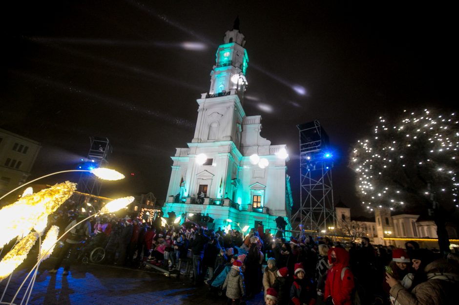 Įžiebta pagrindinė Kauno eglė: mieste prasideda šiltų Kalėdų laukimas