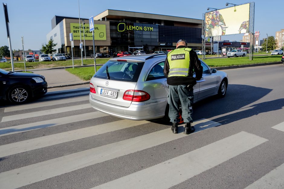 Baltų prospekte „Mercedes-Benz“ partrenkė du žmones