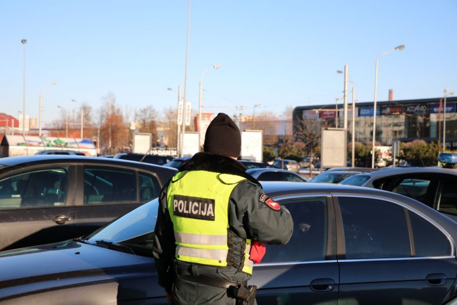 Tikrino, ar vairuotojai neteisėtai nepalieka automobilių neįgaliųjų vietose