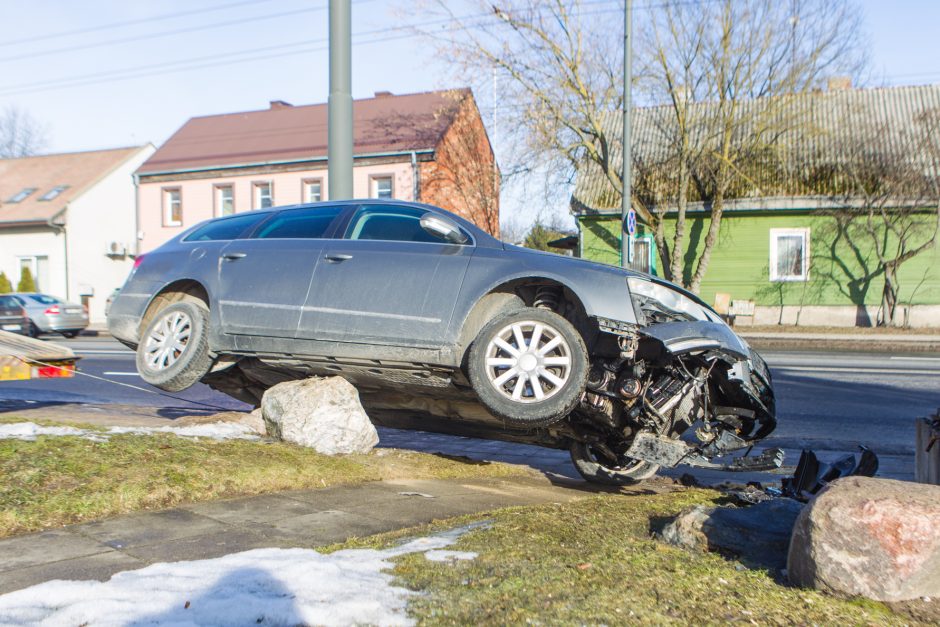 Per avariją Žaliakalnyje „Volkswagen“ rėžėsi į kioską