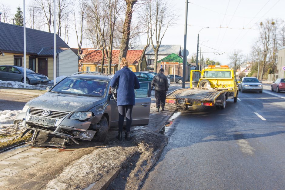 Per avariją Žaliakalnyje „Volkswagen“ rėžėsi į kioską